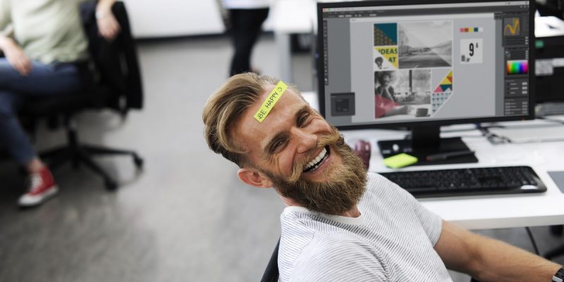 ragazzo che lavora in ufficio coworking Cormano