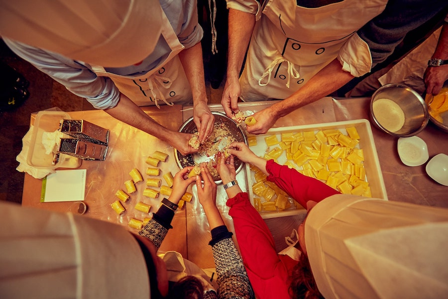 Attività team building in cucina Milano Cormano taem building cooking Milano