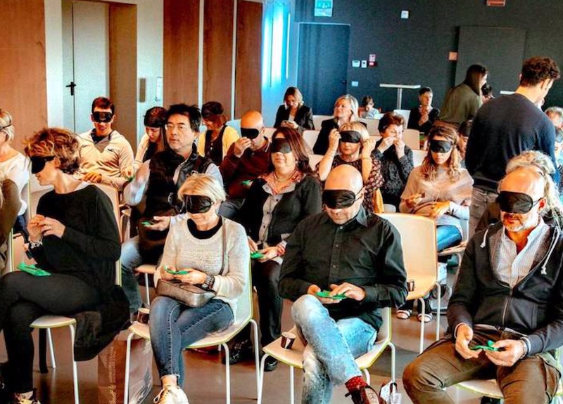 La Svista esperienza di team building Cormano persone intente in un'attività di teambuilding a cormano