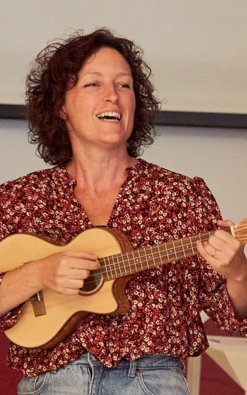 Nicoletta la cantante vocal coach suonatrice di ukulele