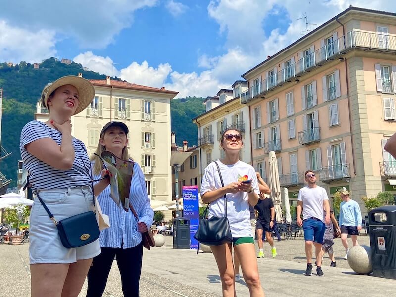 persone che fanno caccia al tesoro nella città di Como