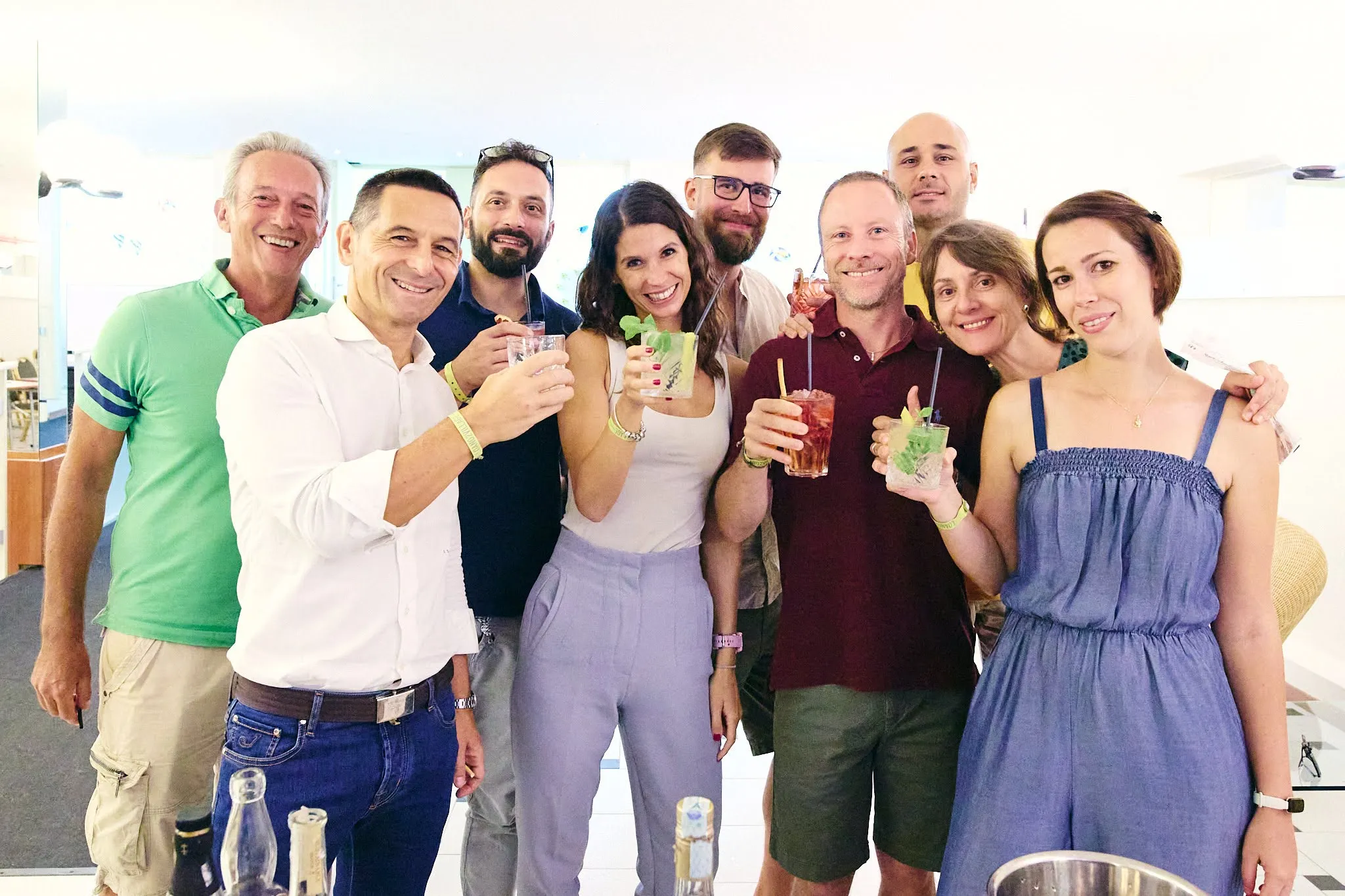Team di colleghi che brinda
