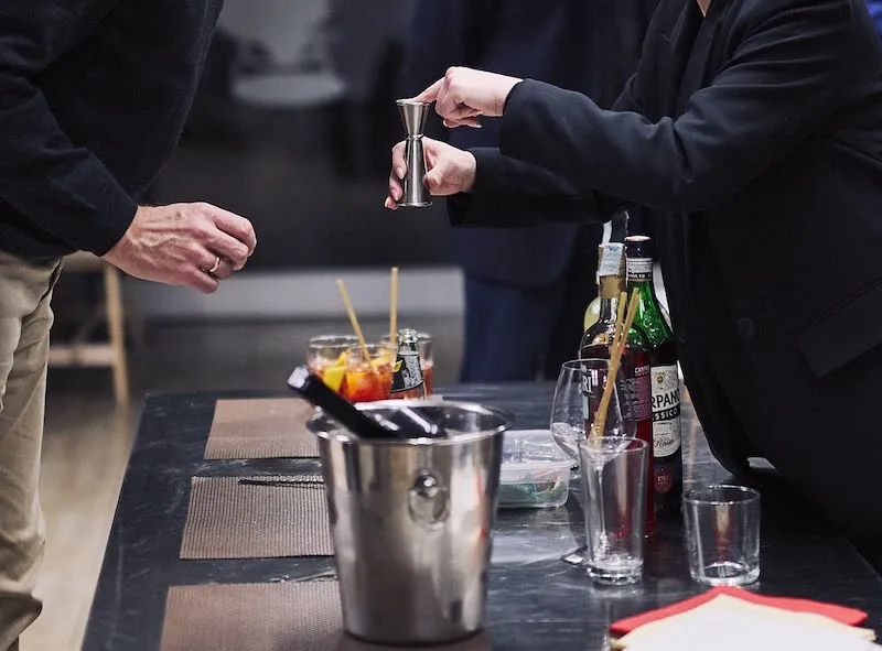 persone che preparano dei cocktail