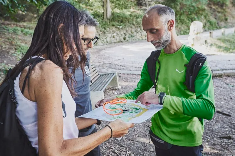 Paolo Guarisco, guida di media montagna, che mostra il percorso su una mappa