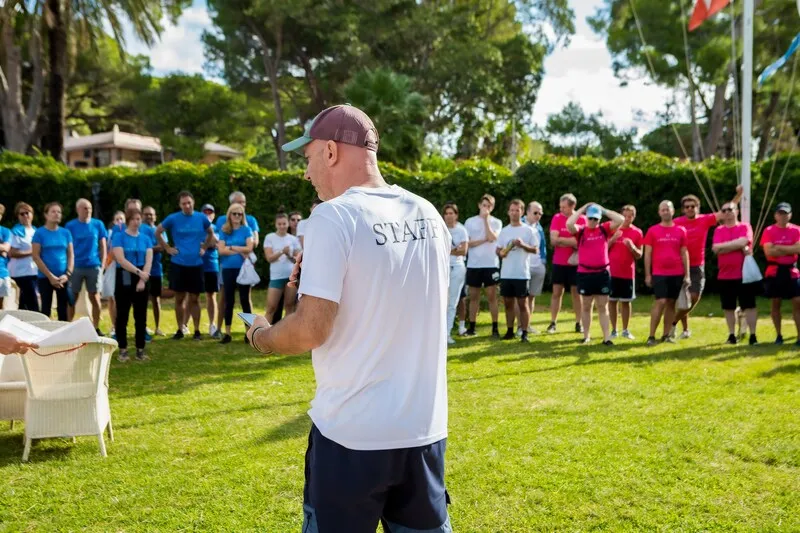 Ragazzo dello staff e squadre in campo sportivo