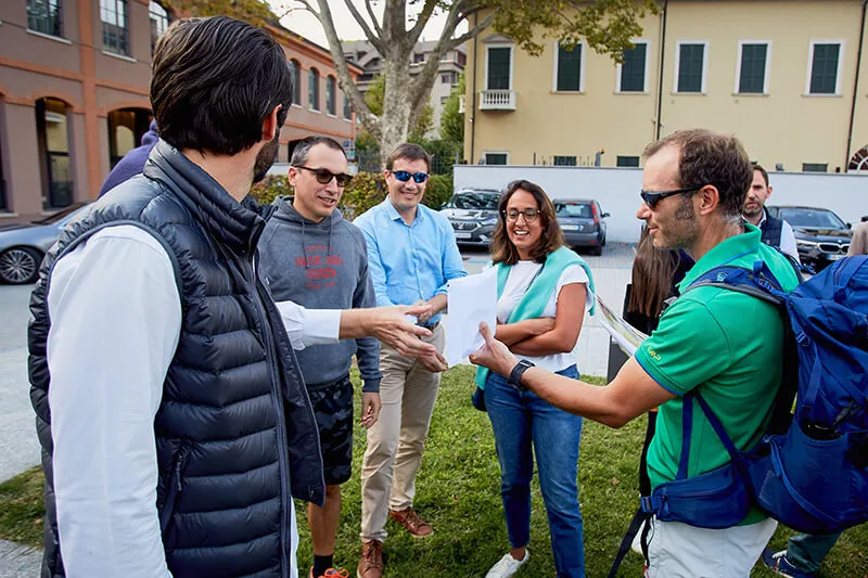 Gruppo di colleghi che fa la caccia al tesoro in città