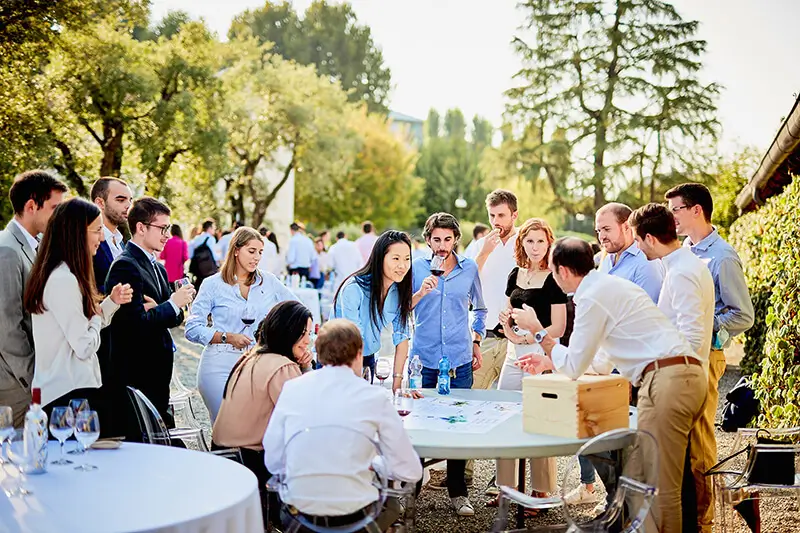 team di colleghi su una terrazza mentre sorseggia dei bicchieri di vino