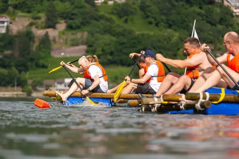 colleghi di lavoro su una zattera sul Lago di Como