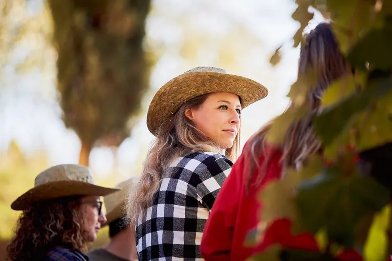 ragazze in fattoria con cappello di paglia e camicia a quadretti