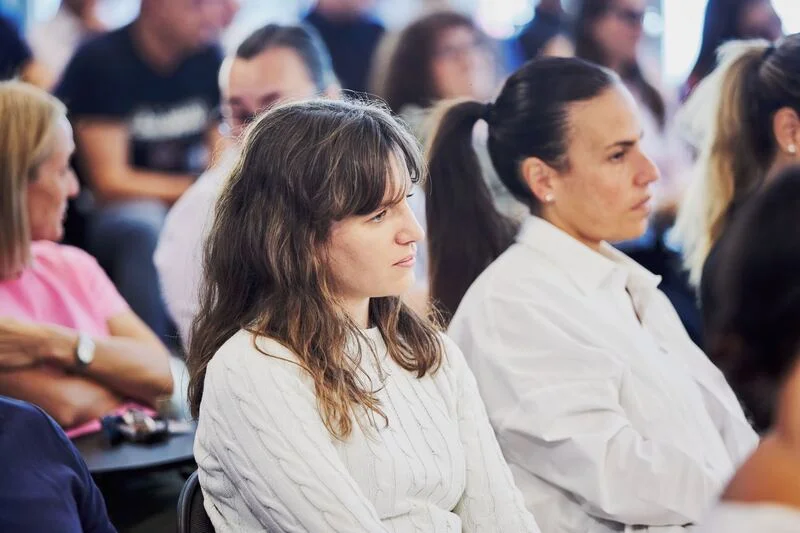 Due ragazze che seguono una conferenza