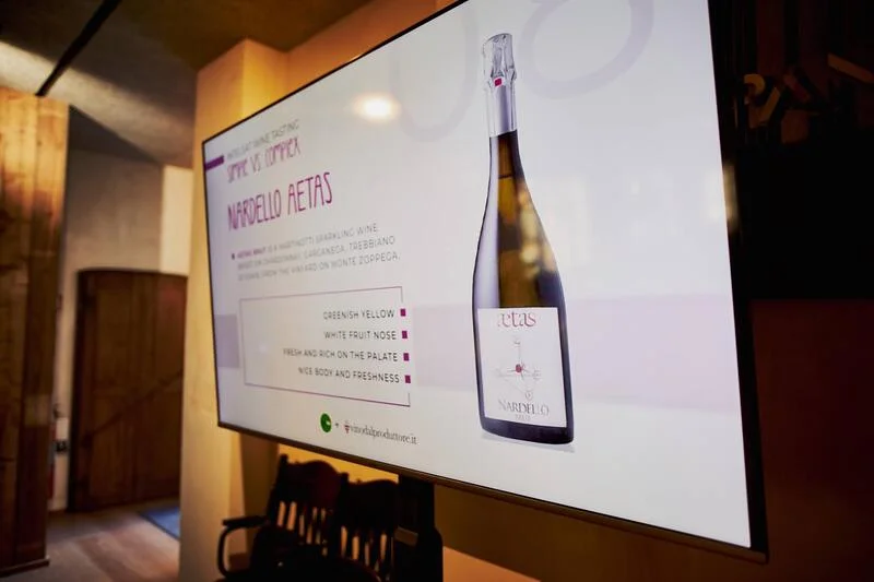 Presentazione di un vino su un megaschermo