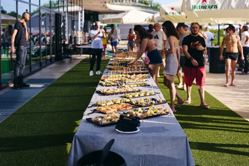 buffet esterno di una cena aziendale