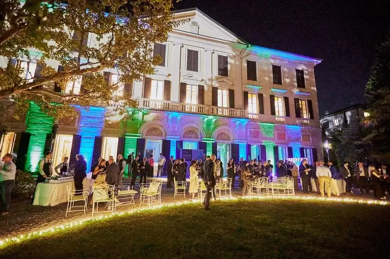 Villa Revel Parravicini illuminata per un evento aziendale