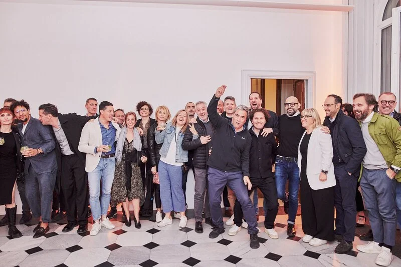 Team aziendale durante una festa di gala