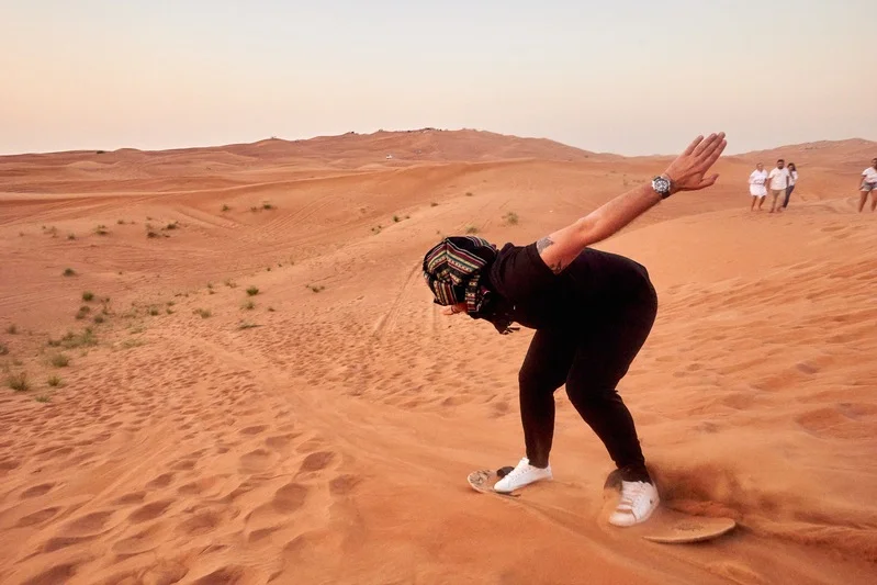 ragazza che scende sulle dune del deserto di Dubai