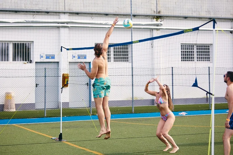 colleghi di lavoro che giocano in costume a volley