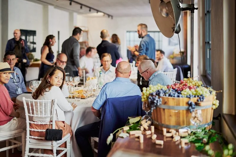Colleghi di lavoro che durante una festa aziendale al ristorante
