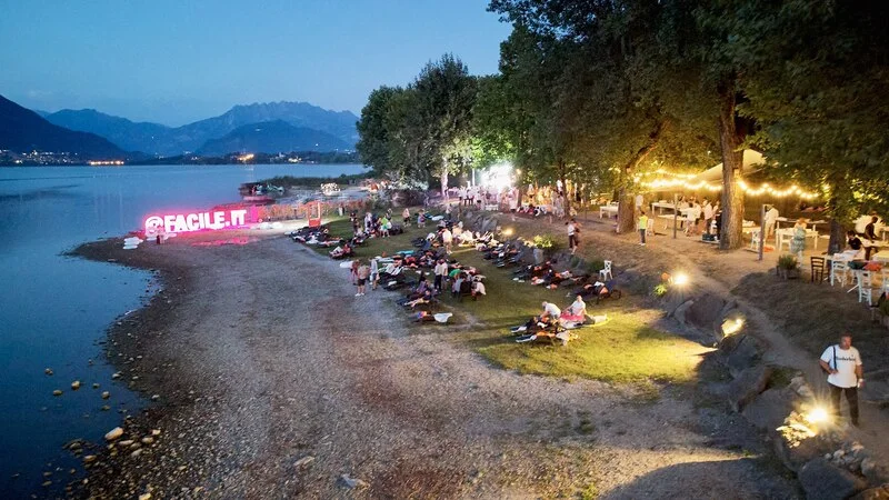 Festa aziendale sulle spiagge del Lago di Pusiano con luci e musica