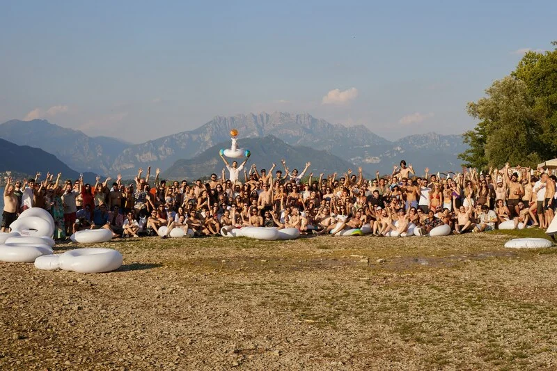 Team di facile.it durante una festa aziendale sulle spiagge del Lago di pusiano con salvagenti a forma di unicorno