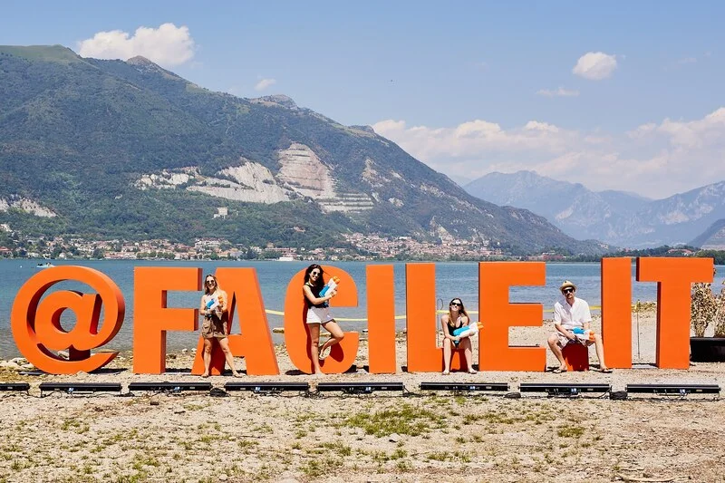 Scritta cartonata di Facile.it sulle spiagge del Lago di Pusiano