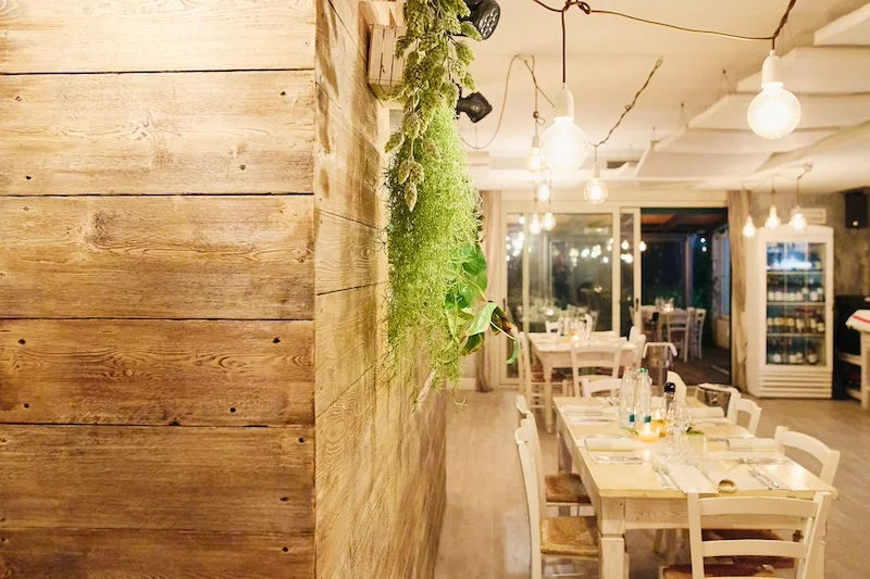 Ristorante con pareti in legno