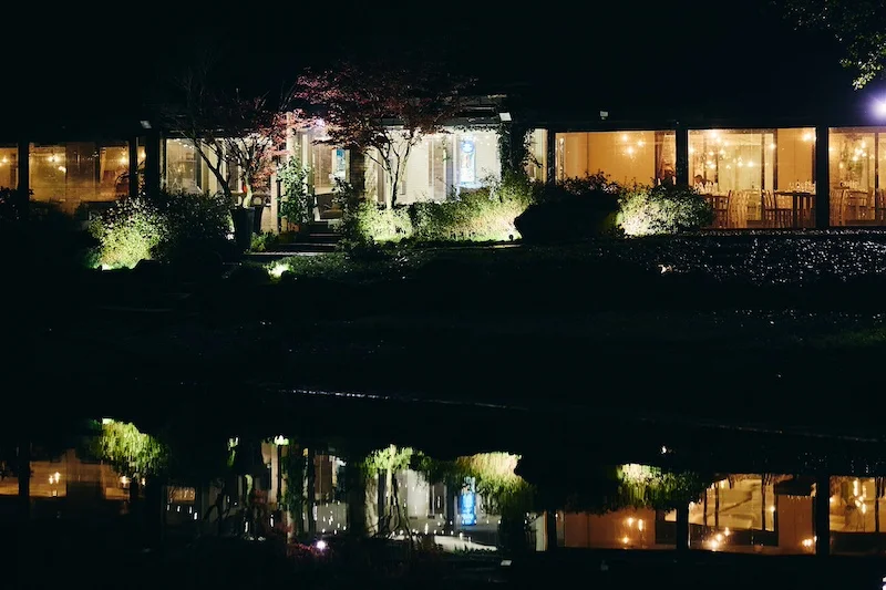 Ristorante di sera che riflette le sue vetrate sul lago