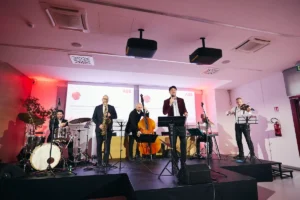 Gruppo musicale che suona su un palco