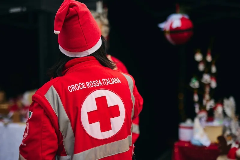 Volontaria della croce rossa italiana ad una festa