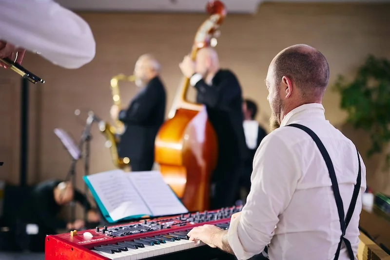 Musicisti che suonano ad una festa aziendale