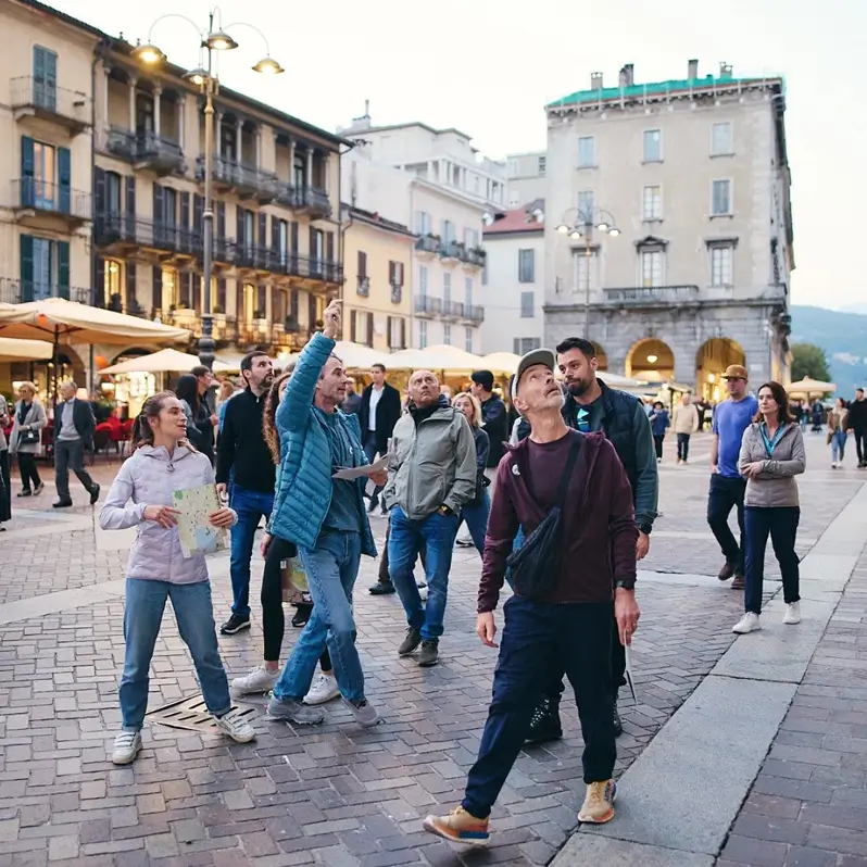 colleghi di lavoro che fanno caccia al tesoro nella città di Como