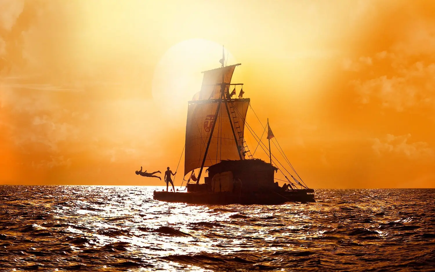 zattera nel mare al tramonto