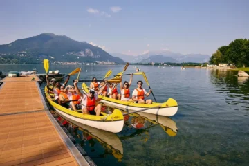 Colleghi di lavoro durante un team building in canoa sul Lago di Como