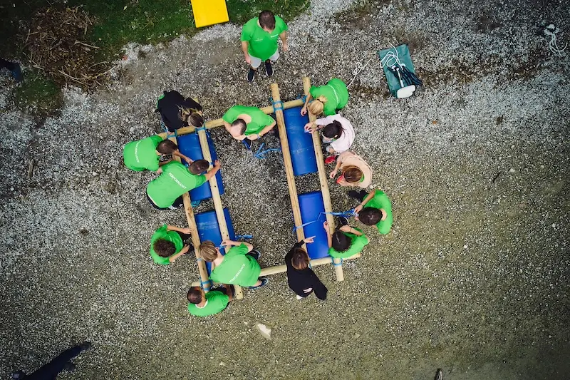 Team che partecipa al kontiki wood experience costruendo una zattera in legno