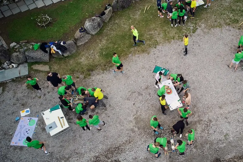 team che costruisce una zattera in legno su una spiaggia