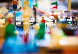 zattera-costruita-con-mattoncini-LEGO
