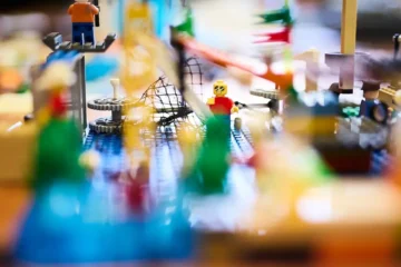 zattera-costruita-con-mattoncini-LEGO