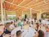 Team aziendale riunito per un’attività di team building indoor in location elegante, ideale per eventi personalizzati in contesti aziendali a Milano e in tutta Italia