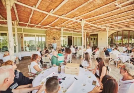 Team aziendale riunito per un’attività di team building indoor in location elegante, ideale per eventi personalizzati in contesti aziendali a Milano e in tutta Italia