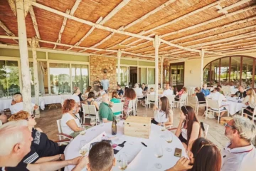 Team aziendale riunito per un’attività di team building indoor in location elegante, ideale per eventi personalizzati in contesti aziendali a Milano e in tutta Italia