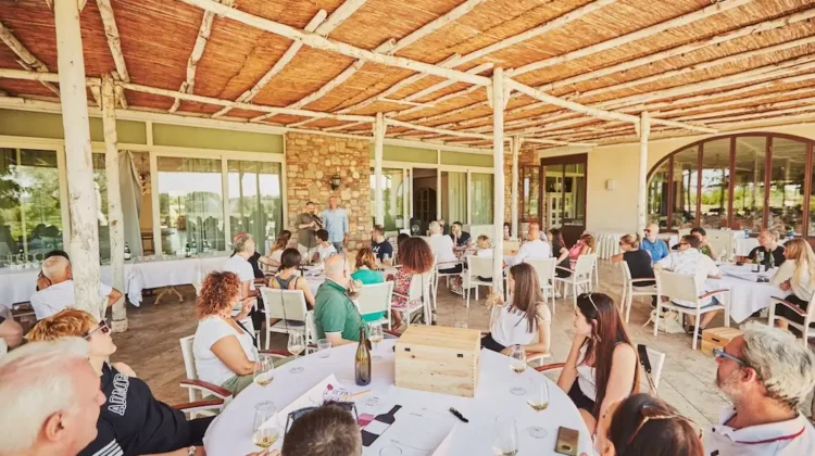 Team aziendale riunito per un’attività di team building indoor in location elegante, ideale per eventi personalizzati in contesti aziendali a Milano e in tutta Italia