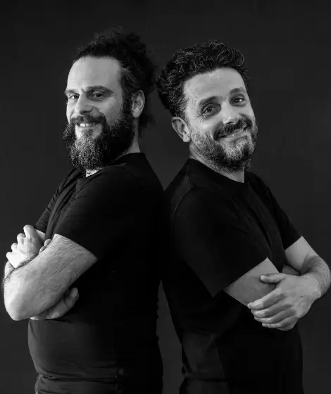 Foto mezzo busto e in bianco e nero di Cristiano e Francesco