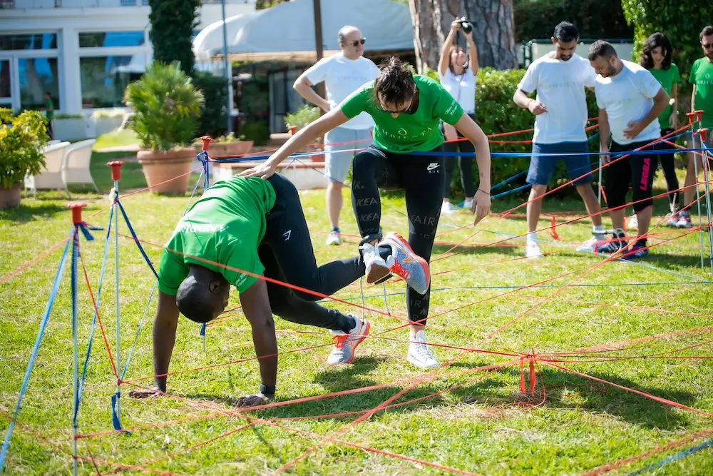 Team aziendale impegnato in un’attività outdoor personalizzata, pensata per stimolare collaborazione, leadership e problem solving in un contesto verde