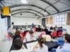 Attività di team building aziendale indoor con degustazione di vini in una location immersa nella natura, ideale per favorire la socializzazione e il confronto tra colleghi.