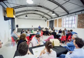 Attività di team building aziendale indoor con degustazione di vini in una location immersa nella natura, ideale per favorire la socializzazione e il confronto tra colleghi.