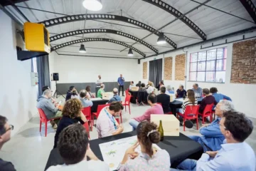 Attività di team building aziendale indoor con degustazione di vini in una location immersa nella natura, ideale per favorire la socializzazione e il confronto tra colleghi.