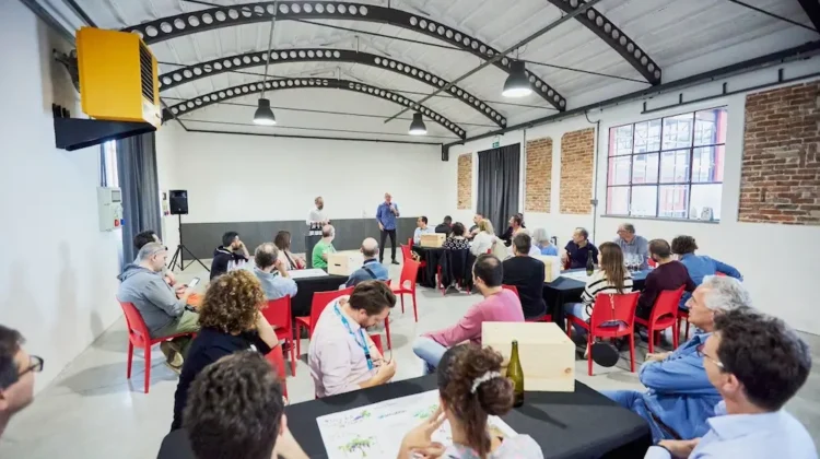 Attività di team building aziendale indoor con degustazione di vini in una location immersa nella natura, ideale per favorire la socializzazione e il confronto tra colleghi.