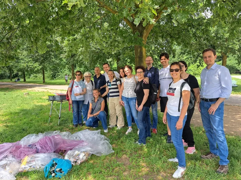 Foto di gruppo conclusiva al termine di un evento di team building ecologico e solidale nel verde del Parco Nord Bresso, Milano.