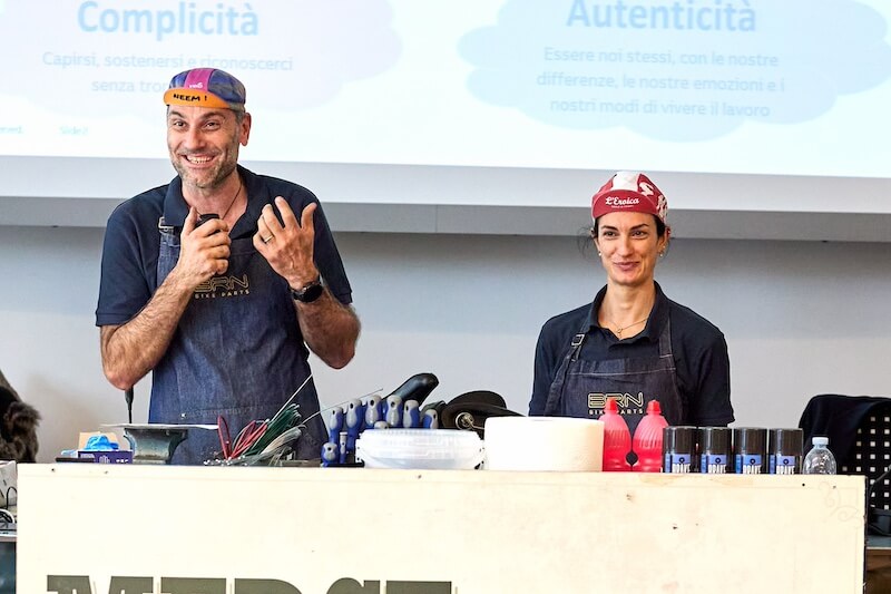 I facilitatori Corefab del Cycle of Care spiegano le dinamiche del Team Building aziendale focalizzato sulla cura e il lavoro di squadra a Milano.