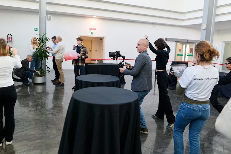 Attrezzatura professionale del videomaker utilizzata per filmare il Mannequin Challenge.