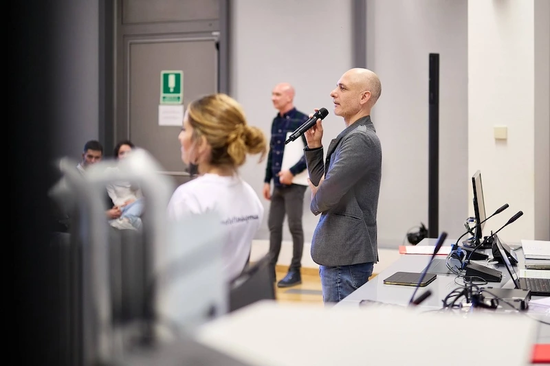 Introduzione al format Mannequin Challenge per un’attività di team building aziendale.